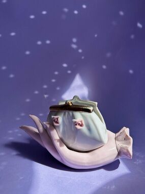 Hand Figurine Ceramic with Rose Bud Coin Purse, Charming 1950’s Vintage, Japan